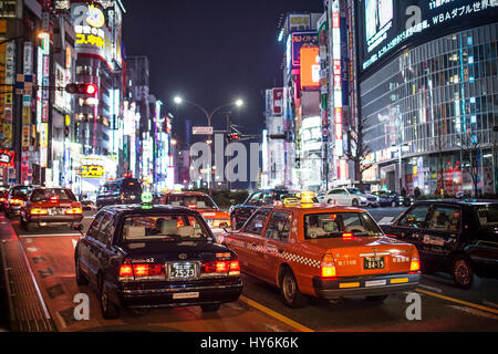 Tokio - 31. Dezember 2016: Ein Taxi im Ginza-Viertel 31. Dezember 2016 in Tokio, Japan. Ginza erstreckt sich 2,4 km und zählt zu den weltweit bekanntesten s Stockfoto