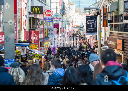 Tokyo, Japan - 10. Januar 2017: Takeshita Street in Harajuku, ist Japan.Takeshita Straße der berühmten Mode-shopping Straße neben dem Bahnhof Harajuku Stockfoto