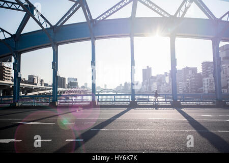 Ein Mann geht auf einer Brücke in Tokyo - Japan Stockfoto