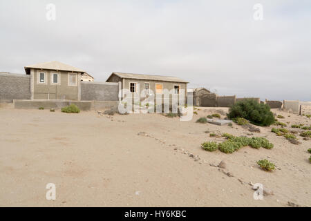 NAMIBIA, KOLMANSKOP - 14. SEPTEMBER. 2014: Ghost Town Kolmanskop, ehemalige Diamond Dagger Stadt in der Wüste Streifen in der Nähe von Lüderitz. Es wurde von 1908 Ti verwendet. Stockfoto