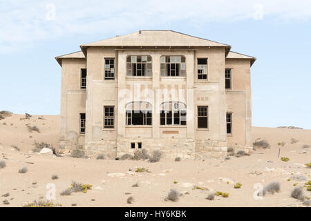 NAMIBIA, KOLMANSKOP - 14. SEPTEMBER. 2014: Ghost Town Kolmanskop, ehemalige Diamond Dagger Stadt in der Wüste Streifen in der Nähe von Lüderitz. Es wurde von 1908 Ti verwendet. Stockfoto