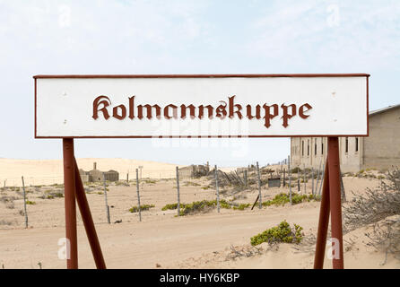 NAMIBIA, KOLMANSKOP - 14. SEPTEMBER. 2014: Ghost Town Kolmanskop, ehemalige Diamond Dagger Stadt in der Wüste Streifen in der Nähe von Lüderitz. Es wurde von 1908 Ti verwendet. Stockfoto