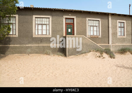 NAMIBIA, KOLMANSKOP - 14. SEPTEMBER. 2014: Ghost Town Kolmanskop, ehemalige Diamond Dagger Stadt in der Wüste Streifen in der Nähe von Lüderitz. Es wurde von 1908 Ti verwendet. Stockfoto