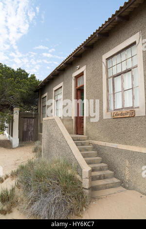 NAMIBIA, KOLMANSKOP - 14. SEPTEMBER. 2014: Ghost Town Kolmanskop, ehemalige Diamond Dagger Stadt in der Wüste Streifen in der Nähe von Lüderitz. Es wurde von 1908 Ti verwendet. Stockfoto