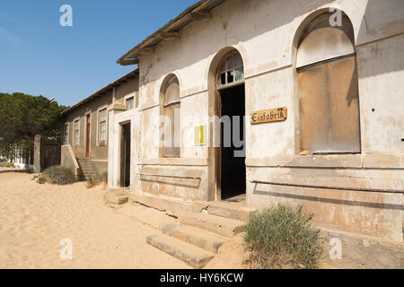 NAMIBIA, KOLMANSKOP - 14. SEPTEMBER. 2014: Ghost Town Kolmanskop, ehemalige Diamond Dagger Stadt in der Wüste Streifen in der Nähe von Lüderitz. Es wurde von 1908 Ti verwendet. Stockfoto