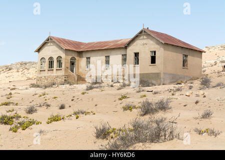 NAMIBIA, KOLMANSKOP - 14. SEPTEMBER. 2014: Ghost Town Kolmanskop, ehemalige Diamond Dagger Stadt in der Wüste Streifen in der Nähe von Lüderitz. Es wurde von 1908 Ti verwendet. Stockfoto