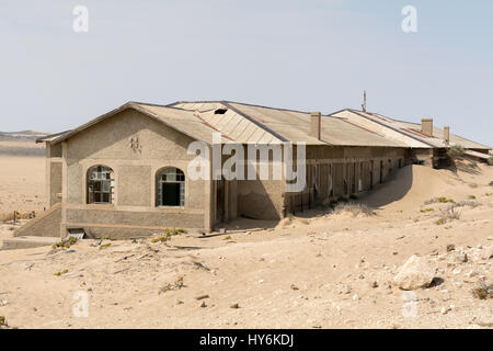 NAMIBIA, KOLMANSKOP - 14. SEPTEMBER. 2014: Ghost Town Kolmanskop, ehemalige Diamond Dagger Stadt in der Wüste Streifen in der Nähe von Lüderitz. Es wurde von 1908 Ti verwendet. Stockfoto