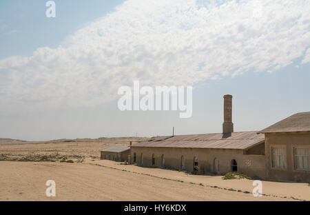 NAMIBIA, KOLMANSKOP - 14. SEPTEMBER. 2014: Ghost Town Kolmanskop, ehemalige Diamond Dagger Stadt in der Wüste Streifen in der Nähe von Lüderitz. Es wurde von 1908 Ti verwendet. Stockfoto