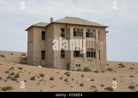 NAMIBIA, KOLMANSKOP - 14. SEPTEMBER. 2014: Ghost Town Kolmanskop, ehemalige Diamond Dagger Stadt in der Wüste Streifen in der Nähe von Lüderitz. Es wurde von 1908 Ti verwendet. Stockfoto