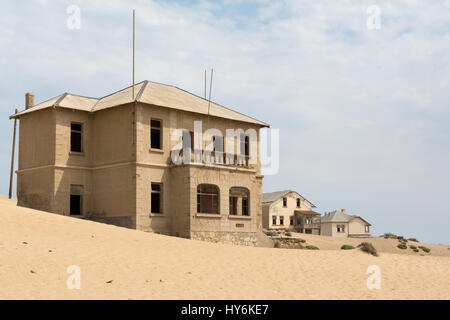 NAMIBIA, KOLMANSKOP - 14. SEPTEMBER. 2014: Ghost Town Kolmanskop, ehemalige Diamond Dagger Stadt in der Wüste Streifen in der Nähe von Lüderitz. Es wurde von 1908 Ti verwendet. Stockfoto