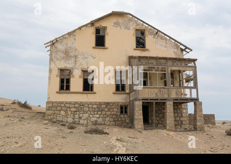 NAMIBIA, KOLMANSKOP - 14. SEPTEMBER. 2014: Ghost Town Kolmanskop, ehemalige Diamond Dagger Stadt in der Wüste Streifen in der Nähe von Lüderitz. Es wurde von 1908 Ti verwendet. Stockfoto