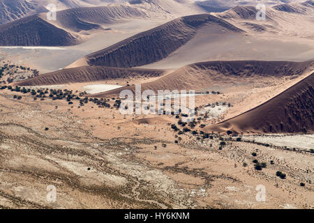 Airwiew von den Dünen und Umgebungslichter Region des Sossusvlei. Hier finden Sie höchsten Sanddünen der Welt. Befindet sich im Namib Naukluft Park, Namibia, Af Stockfoto