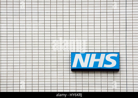 NHS-Schild auf St. Thomas Hospital. Westminster Bridge Rd, Lambeth, London, England Stockfoto