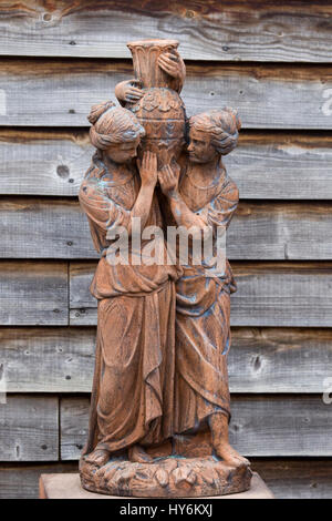 Terrakotta Figur gegen eine Holz Stockfoto