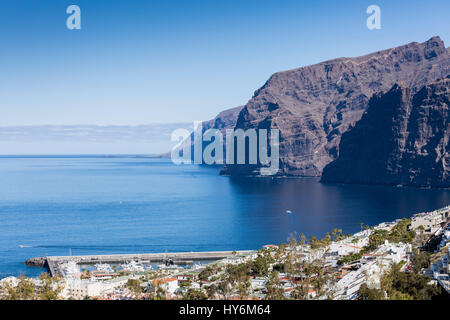 Mit Blick auf das Dorf und die Klippen von Los Gigantes aus dem Mirador de Archipenque, Teneriffa, Kanarische Inseln, Spanien Stockfoto