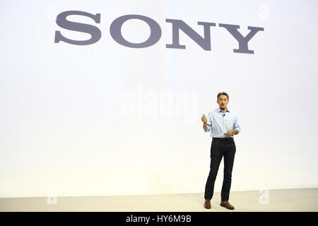 Berlin, Deutschland, 2. Septmeber, 2015: Präsident der Sony Corporation Kazuo Hirai stellt den letzten Geräte bei IFA Consumer Electronics Unlimited. Stockfoto