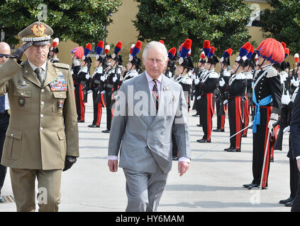 Der Prince Of Wales inspiziert Guard of Honour, bei einem Besuch in der Carabineri Headquaters in Vicenza, Norditalien, am vierten Tag seiner neun-Tage-Europa-Tournee. Stockfoto