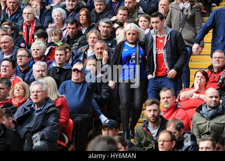 Ein Everton und ein Liveprool Fan auf der Tribüne während der Premier-League-Spiel an der Anfield Road, Liverpool. Stockfoto