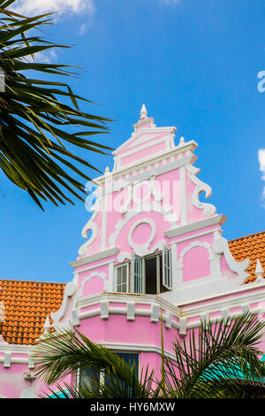 Beispiel für lebendige und farbenfrohe niederländischen Architektur an Gebäuden in karibischen Stadt der Innenstadt von Oranjestad, Aruba Stockfoto