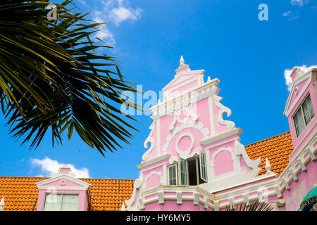 Beispiel für lebendige und farbenfrohe niederländischen Architektur an Gebäuden in karibischen Stadt der Innenstadt von Oranjestad, Aruba Stockfoto