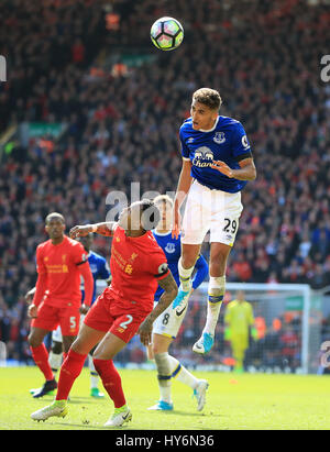 Everton Dominic Calvert-Lewin (rechts) in Aktion mit Liverpools Nathaniel Clyne in der Premier League match an der Anfield Road, Liverpool. Stockfoto