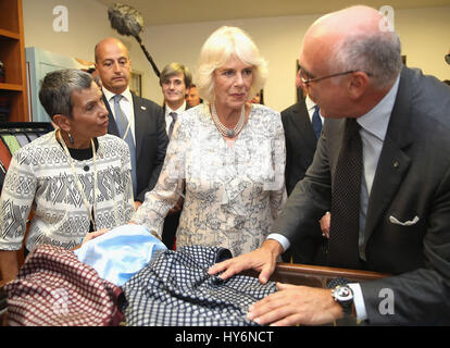 Die Herzogin von Cornwall (Mitte) ist eine Tour durch Inhaber Maurizio Marinella (rechts) während eines Besuchs in Modehaus E. Marinella in Neapel, Italien, am vierten Tag ihrer neun-Tage-Europa-Tournee gegeben. Stockfoto