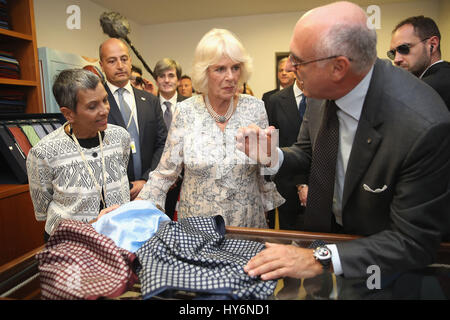 Die Herzogin von Cornwall (Mitte) ist eine Tour durch Inhaber Maurizio Marinella (rechts) während eines Besuchs in Modehaus E. Marinella in Neapel, Italien, am vierten Tag ihrer neun-Tage-Europa-Tournee gegeben. Stockfoto