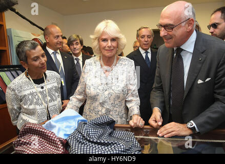 Die Herzogin von Cornwall (Mitte) ist eine Tour durch Inhaber Maurizio Marinella (rechts) während eines Besuchs in Modehaus E. Marinella in Neapel, Italien, am vierten Tag ihrer neun-Tage-Europa-Tournee gegeben. Stockfoto