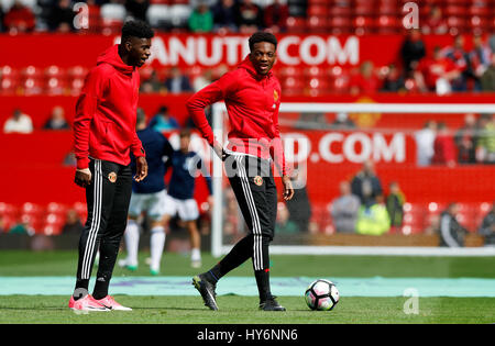 Manchester United Axel Tuanzebe (links) und Matthew Willock vor der Premier League match im Old Trafford, Manchester. Stockfoto