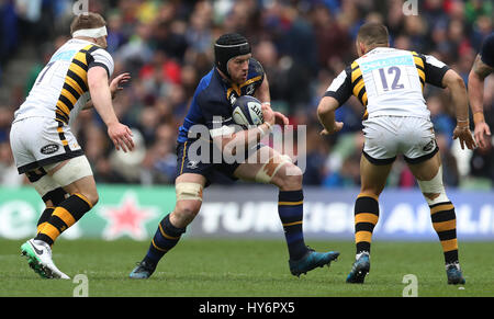 Leinster Sean O??? Brien in Aktion gegen Wespen Thomas Young (links) und Jimmy Gopperth während der European Champions Cup-Viertelfinale im Aviva Stadium Dublin. Stockfoto