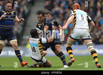 Leinster Isa Nacewa von Wespen Danny Cipriani während der European Champions Cup-Viertelfinale im Aviva Stadium Dublin in Angriff genommen wird. Stockfoto