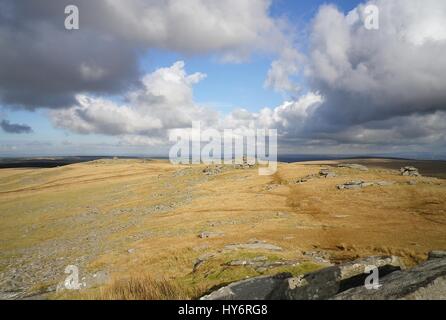 Wolken über Bodmin Moor aus groben Tor, eines der Mohr höchsten Berggipfel, zu wenig Rough Tor und regnerisch Tor, Cornwall, England, UK. Stockfoto