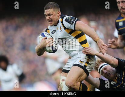 Wespen Jimmy Gopperth geht vorbei an der Leinster James Tracy vor seiner Mannschaft zweiten Versuch während der European Champions Cup-Viertelfinale im Aviva Stadium Dublin scoring. Stockfoto