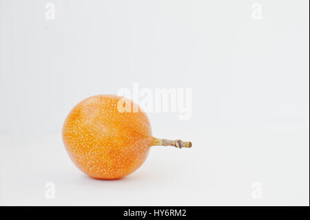 Exotische Früchte-Granadilla (Passiflora Ligularis) isoliert auf weißem Hintergrund. Gesunde Diät essen. Stockfoto
