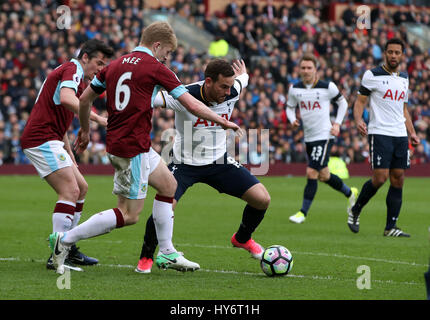 Tottenham Hotspur Vincent Janssen (rechts) Kämpfe um den Ball mit der Burnley Ben passen mir und Joey Barton (links) während der Premier League in Turf Moor, Burnley. Stockfoto