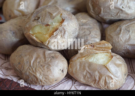 gebackene Kartoffeln in Schale Stockfoto