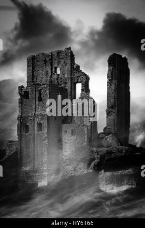 Schwarz-weiß Bild von Corfe Castle im Nebel eingehüllt, Dorset, Großbritannien Stockfoto