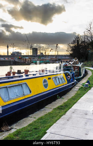 Narrowboats günstig auf den Regent's Canal in King's Cross, London, UK, Sanierung arbeitet im Hintergrund, 2012 Stockfoto