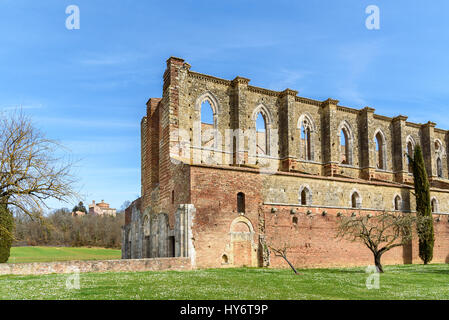 Die Abtei von San Galgano war ein Kloster, befindet sich in der Nähe von Siena. Die dachlose Wände von der Gotik des 13. Jahrhunderts stehen noch Stockfoto