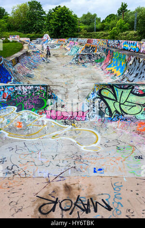 Junge auf einem BMX-Bike in der konkreten Viktorianischen Abwasserkanal Betten in Markfield Park, Tottenham, London, UK, jetzt ein Fahrrad und Skateboard Spielbereich Stockfoto