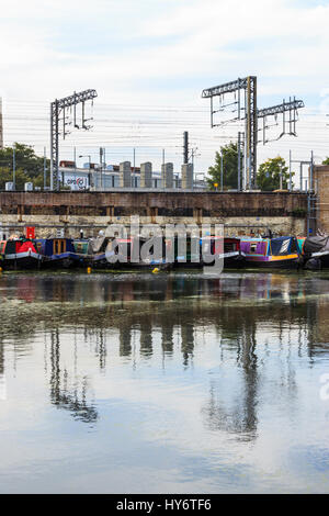 Narrowboats durch die Eisenbahnlinie von St. Pancras International Station festgemacht, der Regent's Canal, London, UK, 2012 Stockfoto