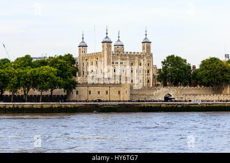 Der Tower von London, von der Themse, London, UK gesehen Stockfoto