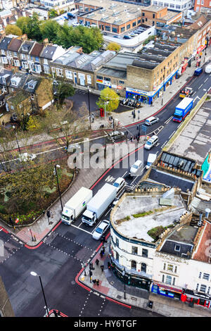 Luftaufnahme der nördlichen Ende der Holloway Road von der Oberseite der Torbogen Tower, London, UK, bevor der Kreiselbrecher wurde zu zwei umgewandelt - Art und Weise, wie der Verkehr fließen Stockfoto