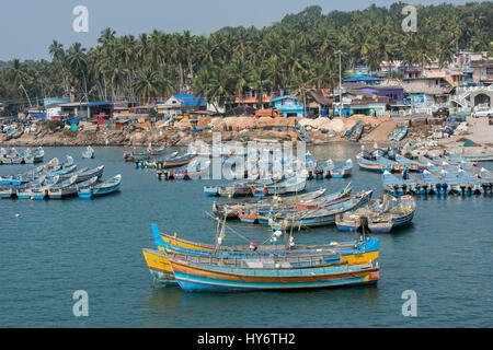 Indien, Bundesstaat Kerala, Malabar-Küste, Hafen Stadt von Villanjam aka Vizhinjam entlang der Küste des Arabischen Meeres. Traditionelle hölzerne Fischerboote in th Stockfoto
