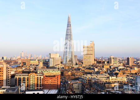 Blick über Southwark und die Scherbe aus der Anzeige Galerie Der blavatnik Gebäude der Tate Modern Bankside, London, UK Stockfoto