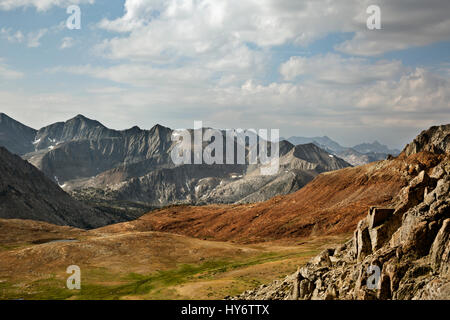 CA03156-00... Kalifornien - Blick von der kombinierten JMT/PCT auf der Nordseite des Pinchot Pass in der High Sierra Abschnitt des Kings Canyon National Park. Stockfoto