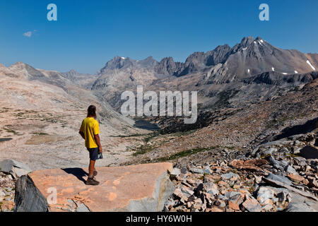 CA03162-00... Kalifornien - Wanderer mit Blick auf die Palisade Seen von Mather Pass auf die kombinierte PCT/JMT im Kings Canyon National Park. Stockfoto