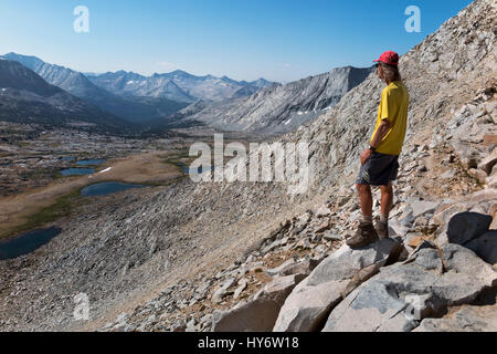 CA03163-00... Kalifornien - Wanderer, Blick nach Süden über oberen Becken von Mather Passhöhe auf dem kombinierten JMT/PCT im Kings Canyon National Park. Stockfoto