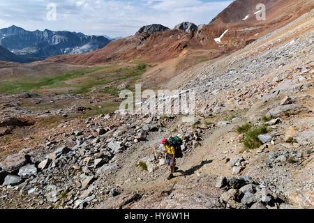 CA03164-00... Kalifornien - Wanderer die Südseite des Pinchot Pass auf die kombinierte JMT/PCT in der High Sierra Teil des Kings Canyon National absteigend Stockfoto