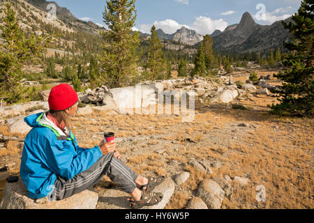 CA03175-00... Kalifornien - Wanderer entspannend am späten Nachmittag in der Nähe von Lake Arrowhead mit Blick auf Fin Kuppel entlang der kombinierten JMT/PCT in Kings Canyon Stockfoto